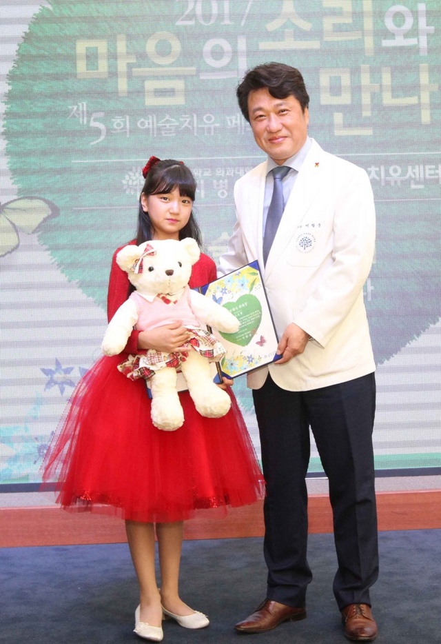 ▲ 1명지병원 어린이 홍보대사 위촉식(고소현양과 이왕준 이사장)
