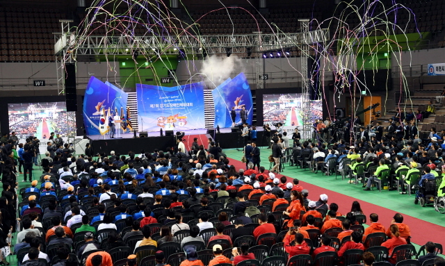 제7회 경기도장애인체육대회가 11일 화성시 화성종합경기타운 실내체육관에서 개회식을 갖고 오는 13일까지 3일간의 대회일정에 돌입했다.전형민기자 