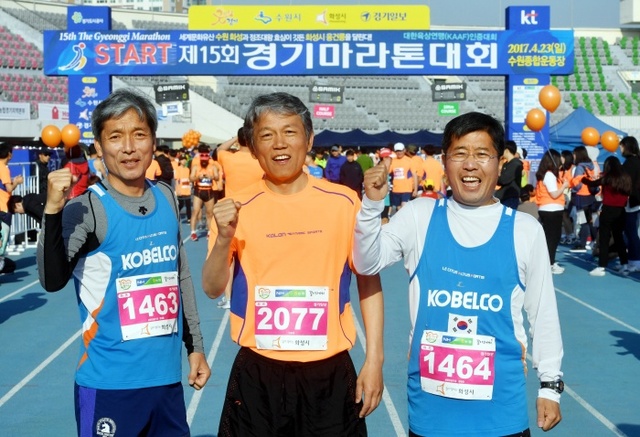 ▲ 8년째 함께 마라톤 레이스를 펼치며 40년 우정을 돈독히 다져오고 있는 ‘삼총사’ 유재흥,  우호태, 장명호씨(왼쪽부터)가 제15회 경기마라톤대회를 마친 뒤 화이팅을 외치고 있다.김시범기자