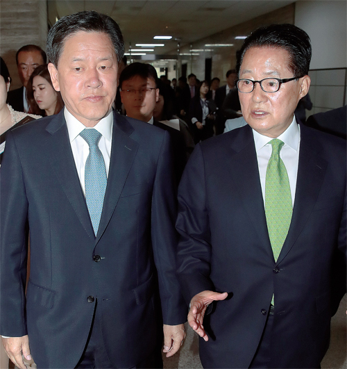 ▲ 국민의당 박지원 대표(오른쪽)가 11일 오전 서울 여의도 국회 당대표실에서 비공개 최고위원회의를 마친 뒤 정회된 최고위원-연석회의에 참석하며 주승용 원내대표와 대화하고 있다. 국민의당은 오는 17일 차기 원내대표 선출 때까지 주승용 원내대표가 당 대표 권한대행을 겸직하기로 했다. 연합뉴스