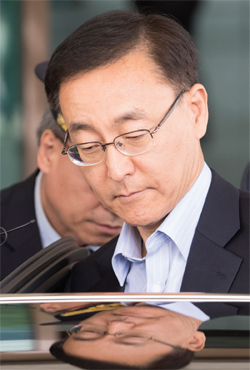 ▲ 김수남 검찰총장이 11일 점심시간에 서울 서초구 대검찰청에서 나서고 있다. 김 총장은 이날 대검찰청을 통해 