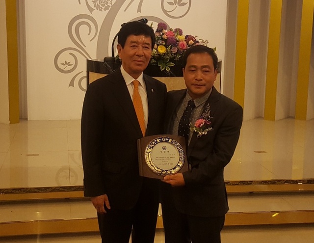 ▲ 최봉근 수원시체육회 수석부회장이 이순우(오른쪽) 수원시축구협회장에게 인준패를 전달한 뒤 기념촬영을 하고 있다.