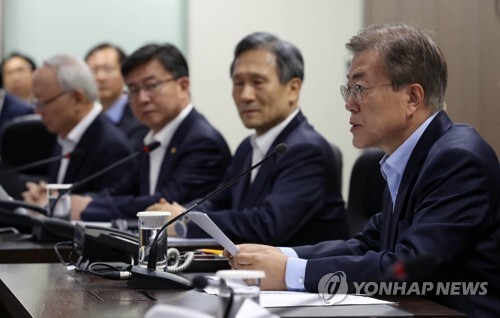 ▲ 문재인 대통령이 14일 오전 청와대에서 북한의 탄도미사일 발사와 관련해 소집한 국가안전보장회의를 주재하고 있다.  /연합