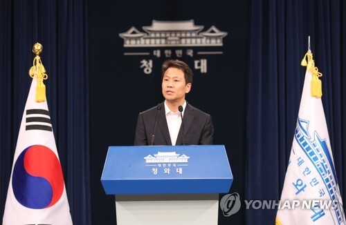 ▲ 임종석 대통령 비서실장이 14일 오전 청와대 대브리핑실에서 북한 탄도미사일 발사와 관련해 소집한 국가안전보장회의(NSC) 과정에 대해 