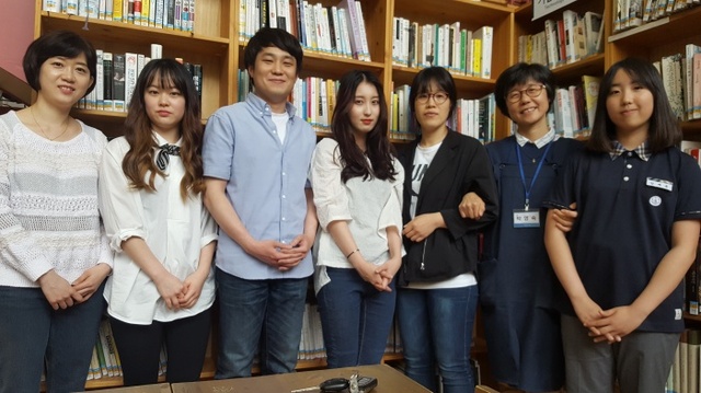 ▲ 박영숙 느티나무도서관장과 직원들