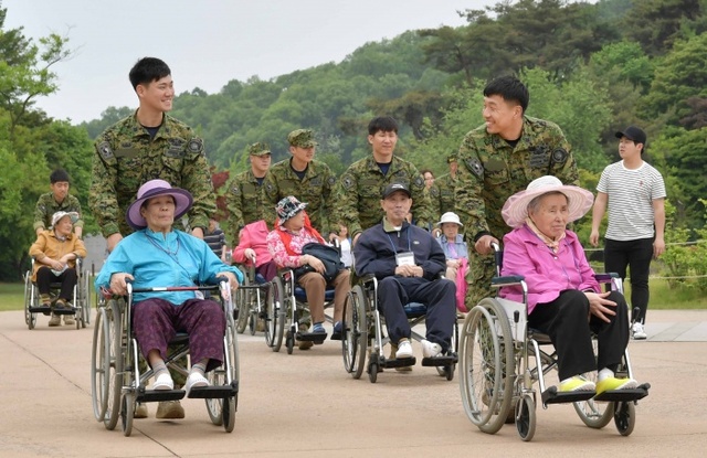 ▲ 해군2함대 몸이 불편한 어르신들과 함께 봄나들이