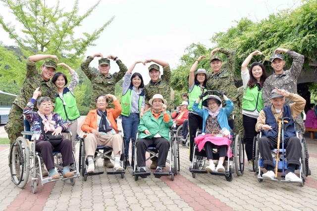 ▲ 해군2함대 어르신들과 함께 봄나들이