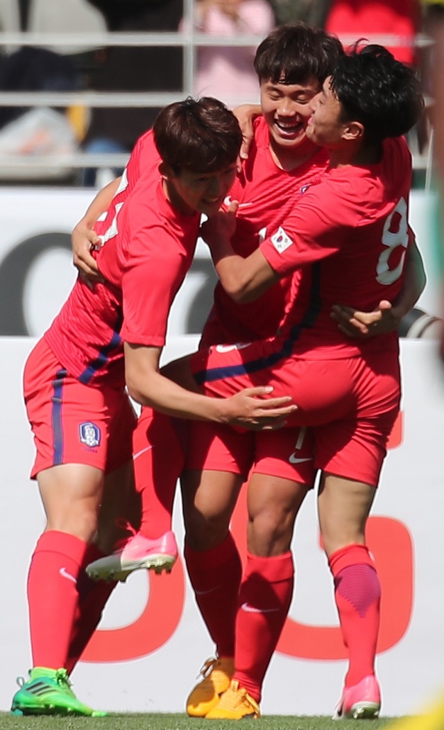 ▲ 14일 고양종합운동장에서 열린 U-20 한국과 세네갈의 평가전에서 선취골을 넣은 조영욱이 동료들과 기뻐하고 있다.연합뉴스