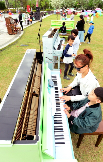 ▲ 13일 오후 5월 가정의 달을 맞아 시민과 함께 하는 달려라 피아노 페스티벌 ‘부평 POP-UP 피아노' 행사가 열린 인천시 부평구 부평아트센터 광장에서 가족단위 나들이객들이 행사장 곳곳에 설치된 피아노 연주를 즐기고 있다. 이날 행사에는 시민이 기증한 피아노에 일러스트레이터와 시각예술 작가가 페인팅한 아트 피아노 16대가 설치됐다.장용준기자