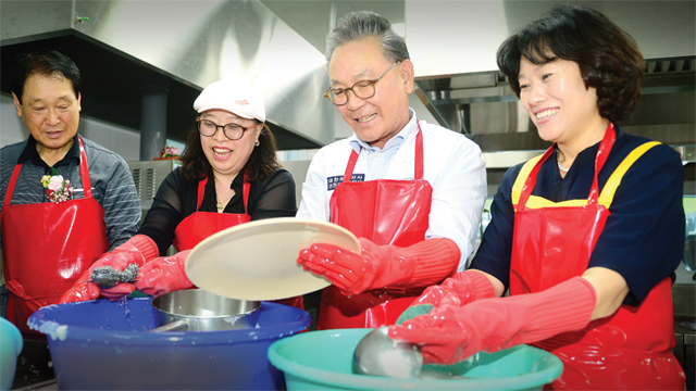 황규철 대한적십자사 인천지사 회장이(오른쪽에서 두번째) 무료 급식소에서 자원 봉사자들과 함께 설거지 봉사를 하고 있다. 장용준기자
