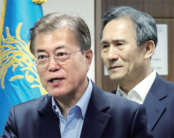 ▲ 김관진 보고 받은 文대통령 문재인 대통령과 김관진 국가안보실장이 14일 오전 청와대 위기관리상황실에서 열린 북한의 탄도미사일 발사와 관련한 국가안전보장회의에 참석하고 있다. 연합뉴스