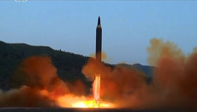 북한 조선중앙TV가 15일 신형 지상대지상 중장거리 미사일(IRBM) ''화성-12'' 발사장면 영상을 공개했다.  /연합