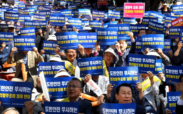 ▲ 12일 경기도청 앞에서 대한건설협회 경기도회 회원들이 경기도의회가 지난해 부결된 ‘경기도 공공건축물 기계설비공사 분리발주조례안’을 재 발의하자, 종합건설업계의 생존권을 침해한다며 반발, 조례안 제정을 반대하는 시위를 벌이고 있다.전형민기자