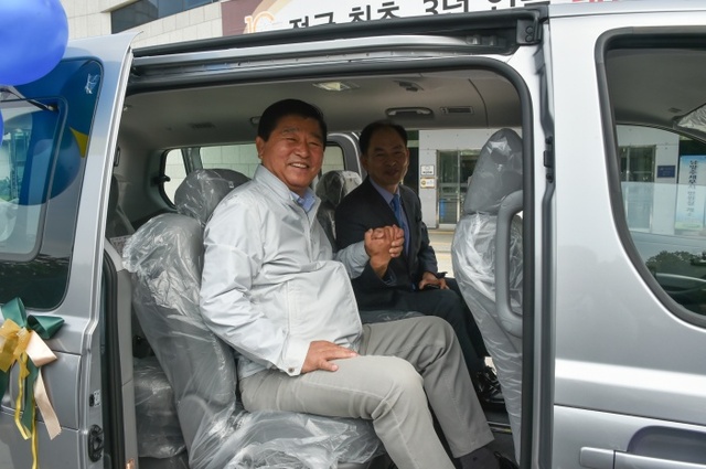 ▲ 0516(노인장애인과)농아인 승합차 전달식