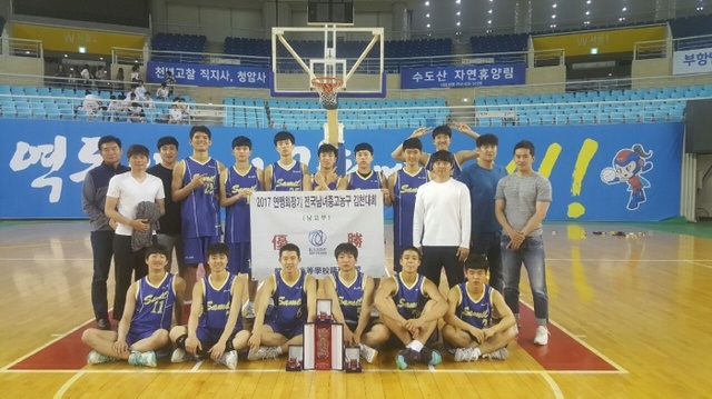 ▲ 삼일상고가 16일 김천실내체육관에서 열린 2017 연맹회장기 전국남녀중고농구 김천대회 남고부 결승전에서 경복고를 69대48로 완파하며 우승을 차지했다. 삼일상고 제공