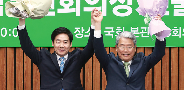 ▲ 국민의당 이끌 김동철이용호 국민의당 김동철 신임 원내대표(오른쪽)와 이용호 정책위의장이 16일 오전 국회 본청에서 열린 의원총회에서 새 원내지도부로 선출된 뒤 꽃다발을 들어보이고 있다. 연합뉴스