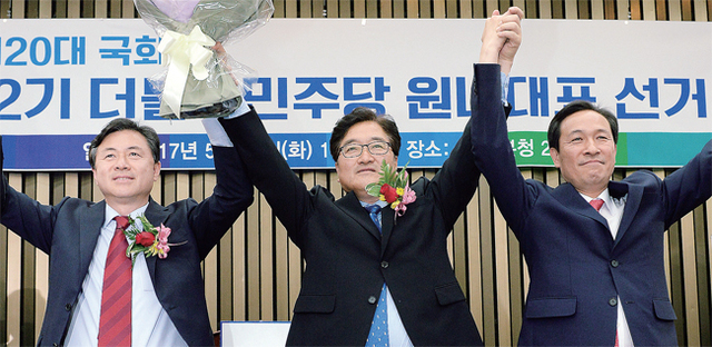 ▲ 두손 번쩍 든 우원식 더불어민주당 새 원내대표로 선출된 우원식 신임 원내대표(오른쪽 두번째)가 16일 오전 서울 여의도 국회에서 취재진을 향해 포즈를 취하고 있다. 왼쪽부터 김영춘 선거관리위원장, 우 원내대표, 우상호 전임 원내대표.  연합뉴스