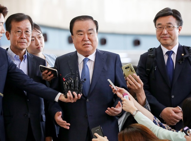 문희상 일본특사(가운데)가 17일 오전 서울 김포공항에서 일본으로 출국하기 전 취재진 질문에 답하고 있다. 문 특사는 아베 신조 일본 총리와 기시다 후미오 외무상 등을 만나 일본군 위안부 합의에 대한 국내 부정적 여론과 새 정부의 입장 등을 전할 것으로 예상된다.  /연합