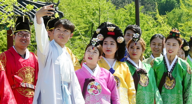 ▲ 중국의 사드보복 조치 완화에 대한 전망이 나오고 있는 가운데 17일 오후 인천과 중국과의 교량역할을 위해  인천시정 견학에 나선 중국 유학생들이 인천시 중구 월미전통공원에서 전통의상 체험을 하며 셀카촬영을 하고 있다. 한국 전체 유학생의 비율에서 58%를 차지하고 있는 중국인 유학생들은 인천지역에서도 전체 유학생의 약 53%인 1천067명으로 대다수가 인천대와 인하대에서 유학하고 있다.장용준기자