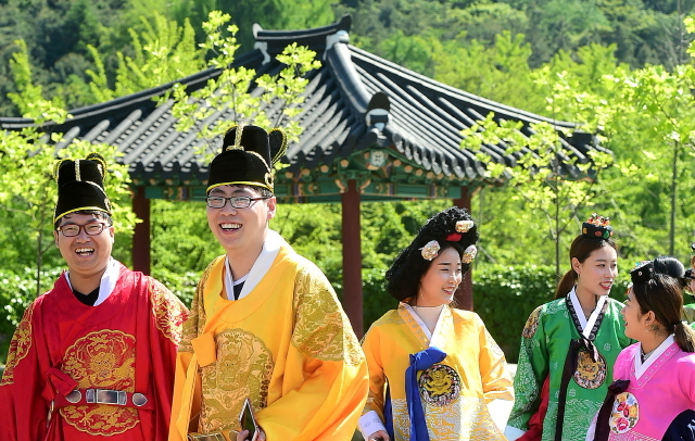 ▲ 중국의 사드보복 조치 완화에 대한 전망이 나오고 있는 가운데 17일 오후 인천과 중국과의 교량역할을 위해  인천시정 견학에 나선 중국 유학생들이 즐거운 표정으로 인천시 중구 월미전통공원에서 전통의상 체험을 하고 있다. 한국 전체 유학생의 비율에서 58%를 차지하고 있는 중국인 유학생들은 인천지역에서도 전체 유학생의 약 53%인 1천067명으로 대다수가 인천대와 인하대에서 유학하고 있다.장용준기자