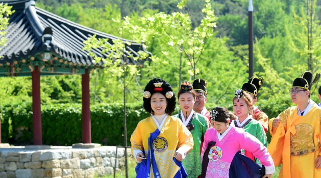 ▲ 중국의 사드보복 조치 완화에 대한 전망이 나오고 있는 가운데 17일 오후 인천과 중국과의 교량역할을 위해  인천시정 견학에 나선 중국 유학생들이 즐거운 표정으로 인천시 중구 월미전통공원에서 전통의상 체험을 하고 있다. 한국 전체 유학생의 비율에서 58%를 차지하고 있는 중국인 유학생들은 인천지역에서도 전체 유학생의 약 53%인 1천067명으로 대다수가 인천대와 인하대에서 유학하고 있다.장용준기자