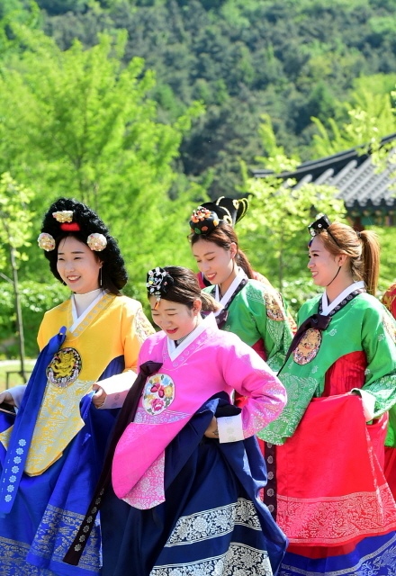 ▲ 중국의 사드보복 조치 완화에 대한 전망이 나오고 있는 가운데 17일 오후 인천과 중국과의 교량역할을 위해  인천시정 견학에 나선 중국 유학생들이 즐거운 표정으로 인천시 중구 월미전통공원에서 전통의상 체험을 하고 있다. 한국 전체 유학생의 비율에서 58%를 차지하고 있는 중국인 유학생들은 인천지역에서도 전체 유학생의 약 53%인 1천067명으로 대다수가 인천대와 인하대에서 유학하고 있다.장용준기자
