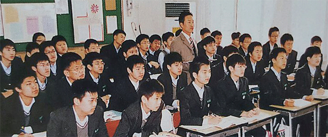 이 편지는 본보 여승구기자가 2005년 중3 시절, 담임교사였던 故고창석 선생님께 바치는 편지 입니다. 사진은 당시 선생님과 함께 수업하던 모습.