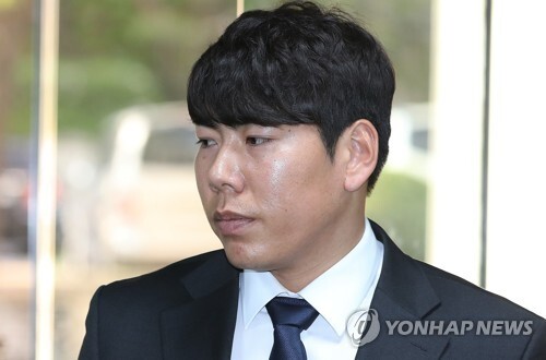 ▲ 음주뺑소니 사고를 낸 혐의로 재판에 넘겨진 메이저리거 강정호(피츠버그 파이리츠)가 지난달 27일 오후 항소심 1차 공판에 출석하기 위해 서울 서초동 서울중앙지법에 들어서고 있다. /연합