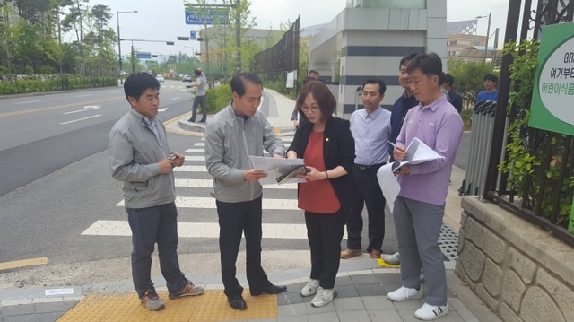 ▲ 조용상 LH 하남사업본부 단지2부 차장이 박진희 하남시의원에게 시설물에 대해 설명하고 있다. 하남시 미사강변도시 내 공공시설물 관리권 일부가 오는 7월부터 하남시로 이양된다. 강영호기자