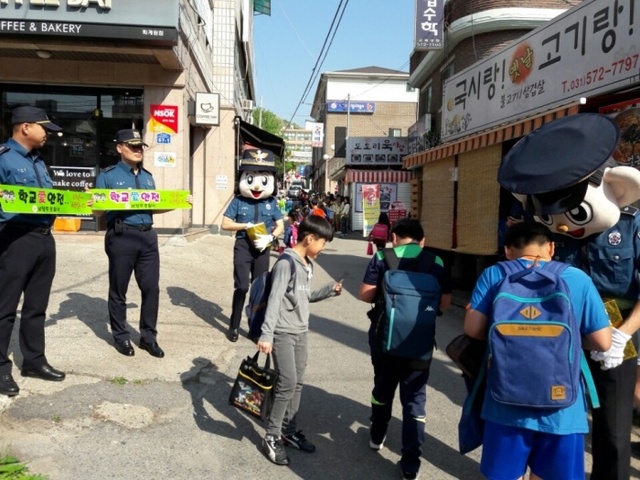 ▲ 170518 등굣길 안전활동 캠페인 개최사진 2
