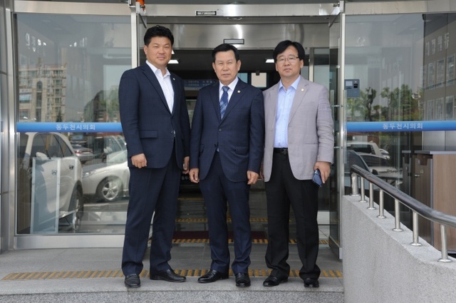 사진 좌측부터 동두천시의회 이성수 의원, 소원영 부의장, 김동철 의원.