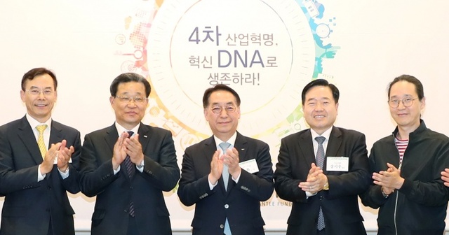 ▲ (왼쪽부터) 강진섭 서울신용보증재단 이사장, 최수규 중소기업 중앙회 상근부회장, 황록 신용보증기금 이사장, 강시우 창업진흥원장, 송길영 다음소프트 부사장이 18일 전경련 회관에서 개최된 신보 창업기업 컨퍼런스에서 기념촬영을 하고 있다.