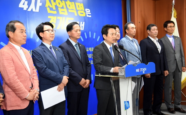 18일 경기도청 브리핑룸에서 남경필 경기지사가 시내,마을버스 청소년 요금 할인 관련 브리핑을 하고 있다. 이날 기자회견에서 남 지사는 “서민물가 안정과 청소년들의 편안한 버스 이용을 위해 경기도의회, 운송업체와 협의한 결과 시내버스는 오는 27일 첫 차부터, 마을버스는 7월 29일부터 청소년 버스 요금 할인 폭을 확대하기로 했다”고 말했다.전형민기자