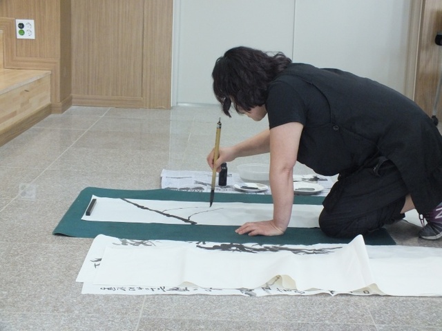 ▲ 18일 경기여성의전당에서 열린 제32회 기예경진대회에 참가한 사군자 부문 경연자가 경연에 집중하고 있다. 권소영기자