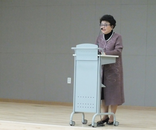 ▲ 18일 경기여성의전당에서 열린 제32회 기예경진대회에서 이금자 (사)경기도여성단체협의회 회장이 대회사를 하고 있다. 권소영기자