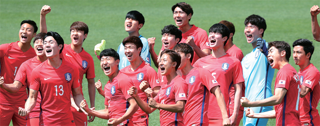 ▲ 지난 15일 오전 파주NFC에서 열린 U-20 축구국가대표팀 미디어데이에서 대표팀 선수들이 기합을 넣으며 각자 익살스러운 표정으로 4강 진출을 다짐하며 기념사진을 찍고 있다.  연합뉴스