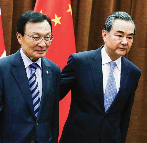 이해찬 중국 특사와 왕이 중국 외교부장이 18일 오후 중국 베이징 중국 외교부에서 인사를 나눈 후 면담장소로 이동하고 있다. 베이징 공동취재단