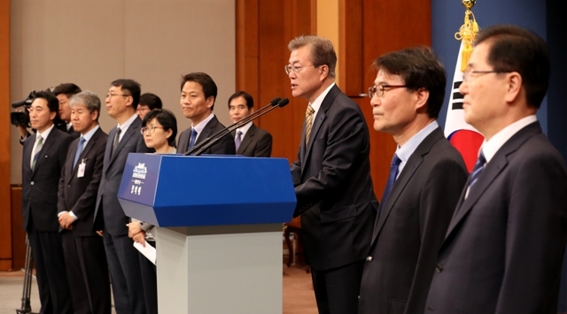 문재인 대통령이 21일 청와대 춘추관 대브리핑실에서 김동연 경제부총리 후보자 등 일부 내각과 청와대 참모진 인선을 발표하고 있다.   /연합