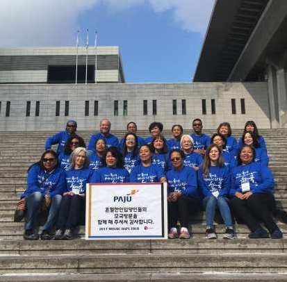 ▲ 미국 거주 혼혈입양인들이 파주시를 방문, 기념촬영을 하고 있다. 파주시 제공