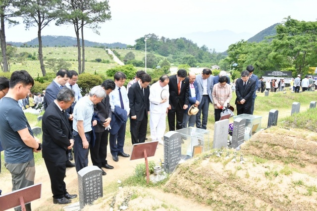 ▲ 이재명 성남시장 518민주묘역_참배4
