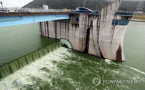 ▲ 녹조 등 수질 악화를 해소하기 수문을 개방한 경남 창녕함안보 [연합뉴스 자료사진]