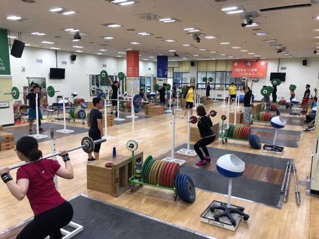 ▲ 고양시청 역도팀 무료강습회에 참가한 전국의 동호인들이 선수단의 지도아래 실기 강습을 하고 있다.고양시청 제공