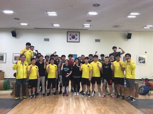 ▲ 고양시청 역도팀 주최 무료 역도 강습회에 참가한 동호인들이 시청 선수단과 기념촬영을 하고 있다.고양시청 제공