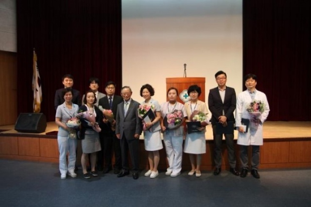 ▲ 동수원병원 임직원들과 수상자들이 기념촬영을 하고 있다
