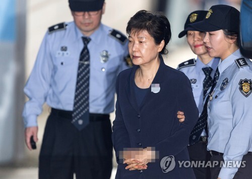 ▲ 삼성 등 대기업에서 총 592억원의 뇌물을 받거나 요구·약속한 혐의 등으로 구속기소 된 박근혜 전 대통령이 23일 오전 재판을 받기 위해 호송차에서 내려 서울중앙지법 417호 법정으로 향하고 있다. 수감된 지 53일 만에 처음으로 모습을 드러냈다.  /연합