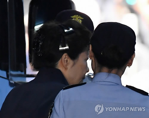 ▲ 삼성 등 대기업에서 총 592억원의 뇌물을 받거나 요구·약속한 혐의 등으로 구속기소 된 박근혜 전 대통령이 23일 오전 재판을 받기 위해 호송차에서 내려 서울중앙지법 417호 법정으로 향하고 있다. 수감된 지 53일 만에 처음으로 모습을 드러냈다.   /연합
