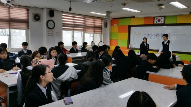 ▲ 지난 17일 광명시 소하중학교 한 교실에서 담임교사 없이 학생들이 아침조회를 진행하고 있다. 소하중학교 제공