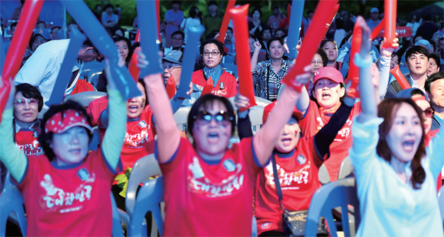 ▲ 2017 국제축구연맹(FIFA) 20세 이하(U-20) 월드컵 대한민국과 아르헨티나의 A조 조별리그 2차전이 열린 23일 수원 만석공원 제2야외음악당에서 시민들이 태극전사의 승리를 기원하며 열띤 거리응원을 하고 있다. 축구수도 수원시는 2002년의 함성을 재현하는 축제의 장을 만들고, 대회의 성공적 개최를 위해 ‘다시 한번 大∼한민국’ 월드컵 거리응원을 마련했다. 오승현기자