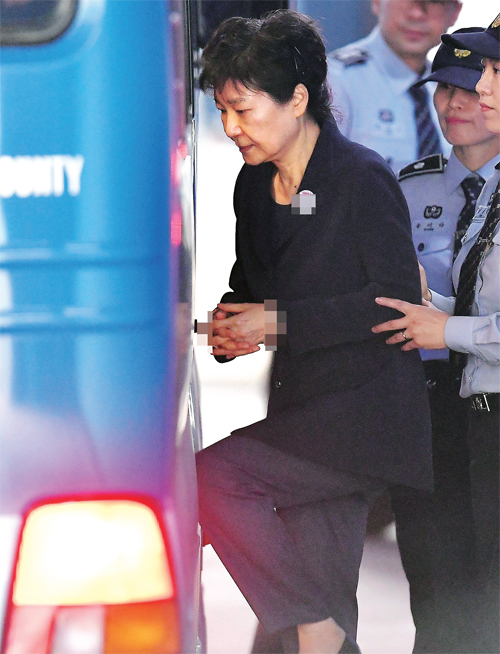 ▲ 호송차 오르는 朴 삼성 등 대기업에서 총 592억원의 뇌물을 받거나 요구·약속한 혐의 등으로 구속기소 된 박근혜 전 대통령이 23일 오후 재판을 마친 후 구치소로 가는 호송차에 오르고 있다. 연합뉴스