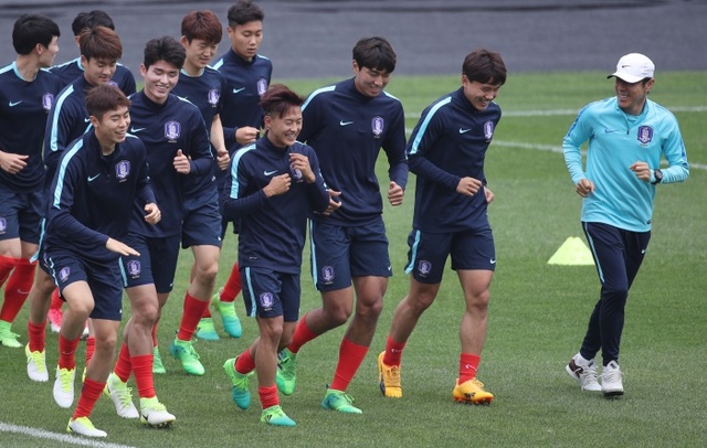 ▲ 20세 이하(U-20) 한국 축구대표팀의 신태용 감독과 이승우 등 선수들이 24일 전주월드컵경기장 보조구장에서 회복훈련을 하며 러닝으로 몸을 풀고 있다. 연합뉴스